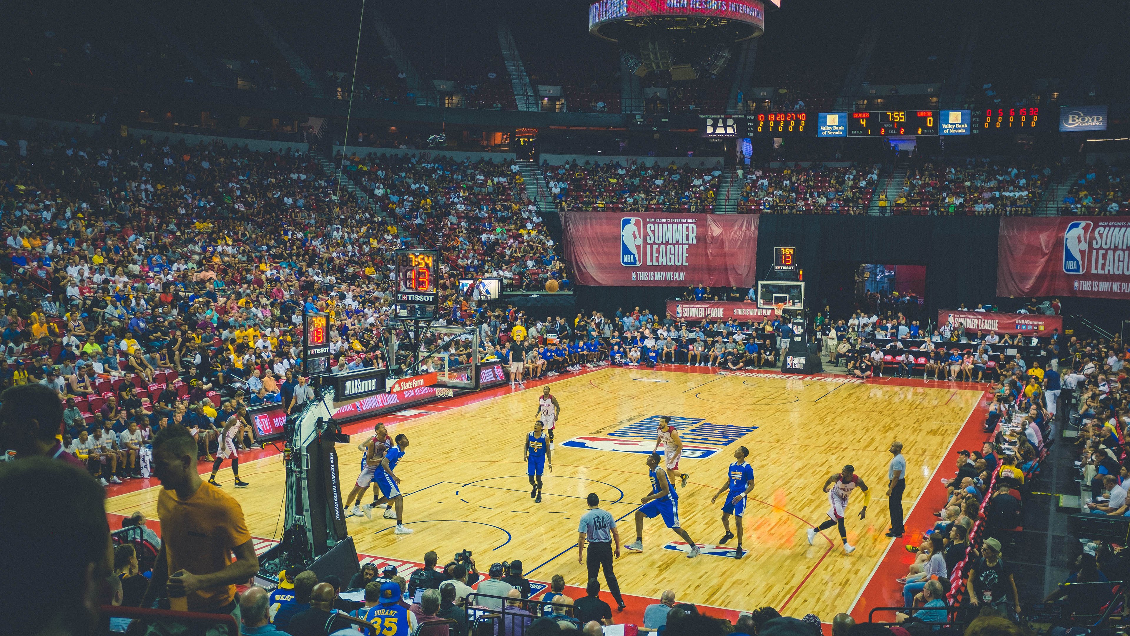 体育球队客场表现稳健获好评，球场队员分布