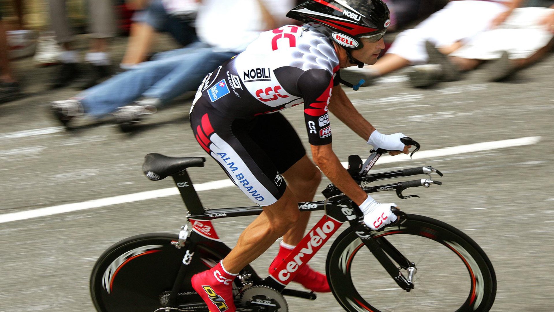 蹦床跳跃大赛，空中舞者的精彩绽放，蹦床跳跃动作