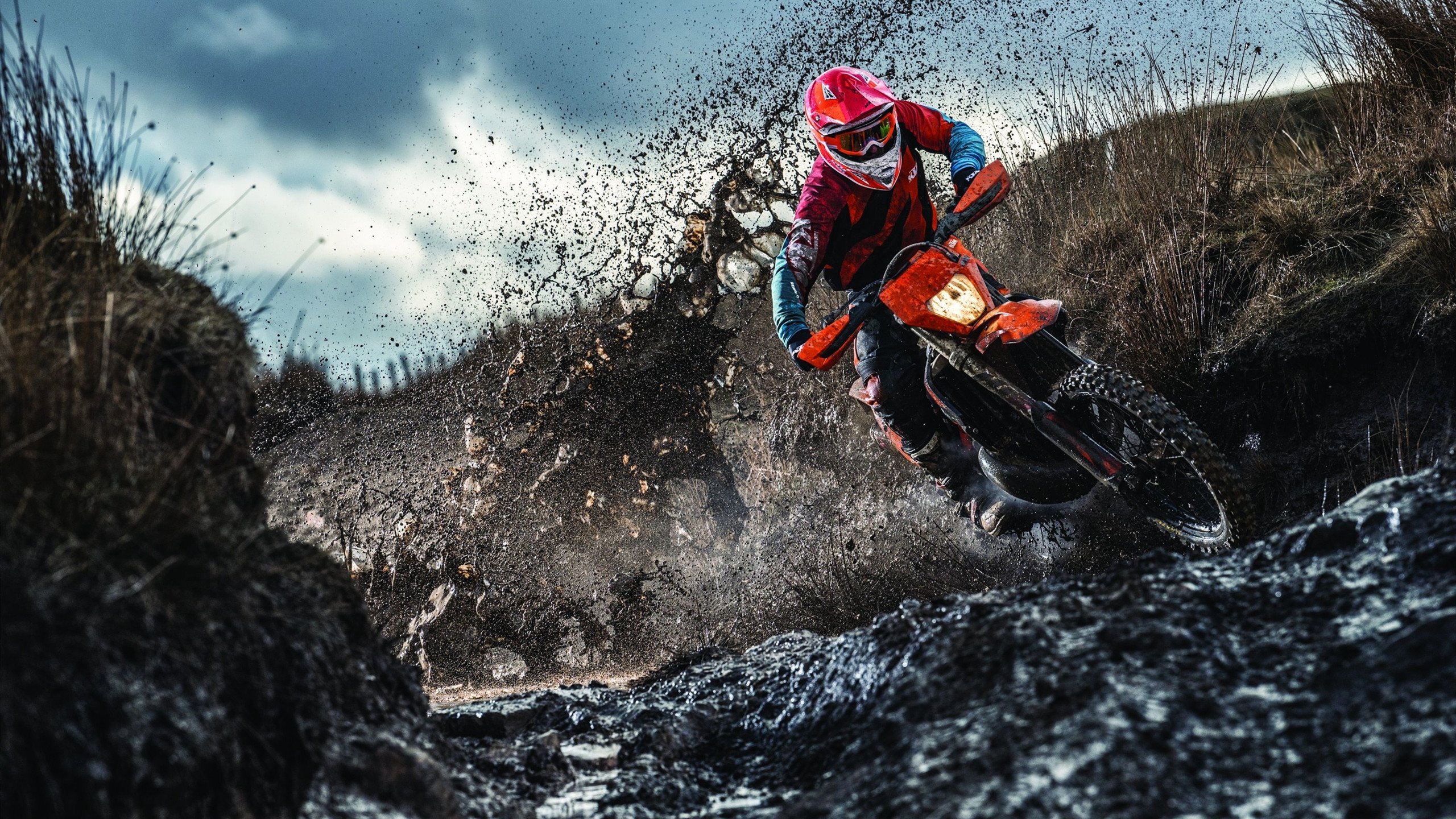 蹦床跳跃大赛，空中舞者的精彩绽放，蹦床跳跃动作